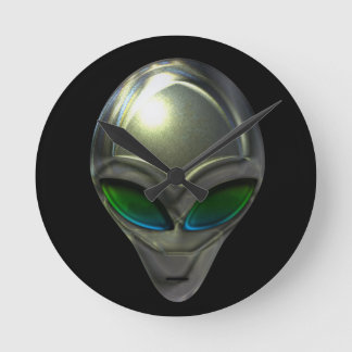 Reloj de pared de la cabeza de alienígena metaliza