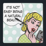 Reloj de pared de libros de historietas de belleza<br><div class="desc">Este caprichoso reloj de pared te hará sonreír. The Natural Beauty Comic Book Wall Clock (Reloj de pared del libro de historietas de belleza natural) presenta a una encantadora joven aplicando un lápiz de labios rojo y una burbuja de habla que dice, "No es fácil ser una belleza natural". El...</div>