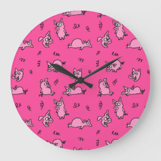 Reloj de pared de los cerdos rosados