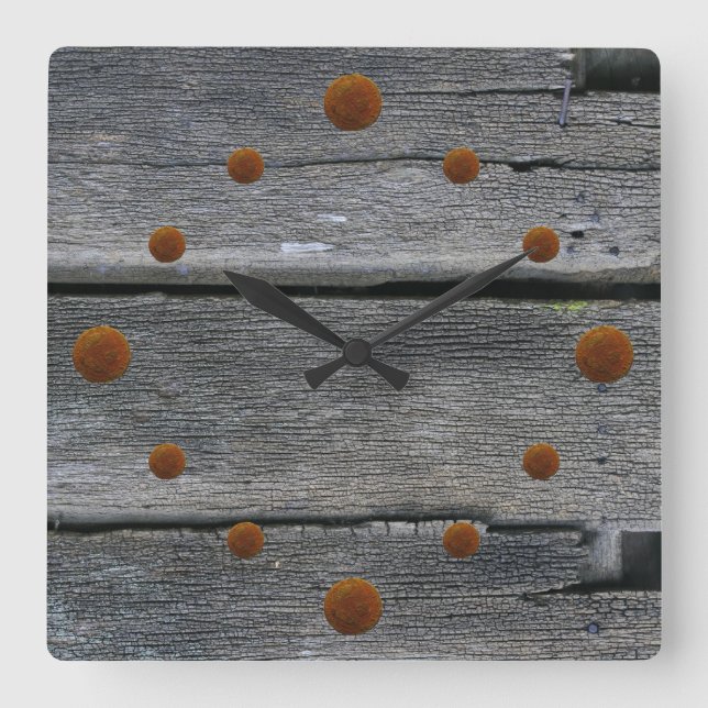 Reloj de pared de madera de un antiguo granero (Anverso)