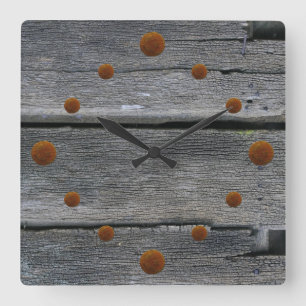 Reloj de pared de madera de un antiguo granero