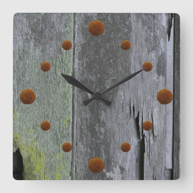 Reloj de pared de madera de un antiguo granero (Anverso)