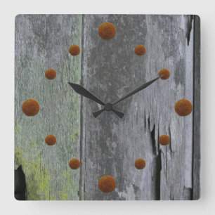 Reloj de pared de madera de un antiguo granero
