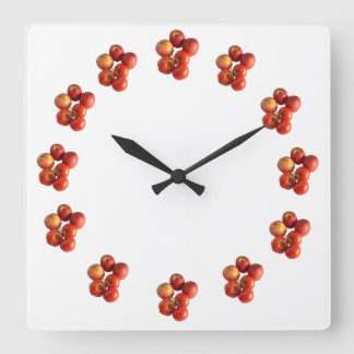 Reloj de pared de manzanas y tomates frescos