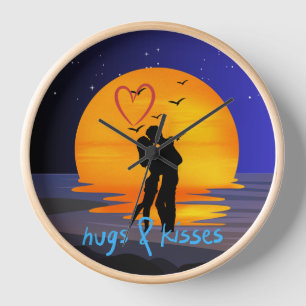 Reloj de pared de pareja romántica abrazándose y b