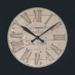 Reloj de pared de personalizado de madera rústica<br><div class="desc">Diseño de madera rústica</div>