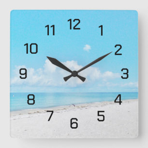 Reloj de pared de playa por la mañana