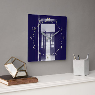 Reloj de pared de puertas azules