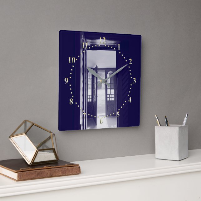 Reloj de pared de puertas azules (Oficina)