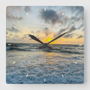 Reloj de pared de puesta de sol en la playa person