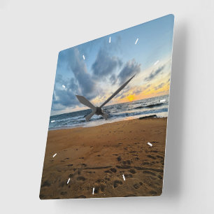 Reloj de pared de puesta de sol en la playa person