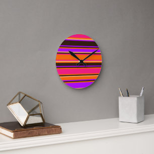 Reloj de pared de rayas naranjas, magenta y púrpur