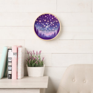 Reloj de pared de texto morado con motivos rosados