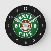 Reloj de pared de una cafetería pequeña con nombre