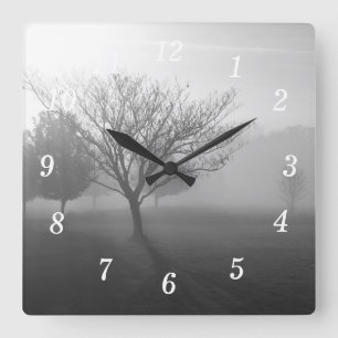 Reloj de pared del amanecer de la niebla de B&W