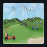 Reloj de pared del día del padre de golf<br><div class="desc">Cuenta con un campo de golf de fondo con una trampa de arena y una bandera de golf, un carrito de golf rojo, un carrito de golf azul con bolsas de golf. Texto estilizado es #1 Papá. Los números de reloj se pueden borrar si lo desea. Un regalo perfecto para...</div>