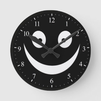 Reloj de pared del horror del vacío sonriente