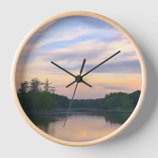 Reloj de pared del lago del bosque al atardecer