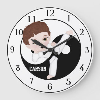 Reloj de pared del muchacho del karate