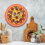 Reloj de pared del tiempo de la pizza divertida<br><div class="desc">El regalo perfecto para los amantes de las pizzas,  este reloj de pared cuenta con una pizza de lujo en una clásica huella de gingham roja similar a los manteles que encontrarás en cualquier pizzería clásica.</div>