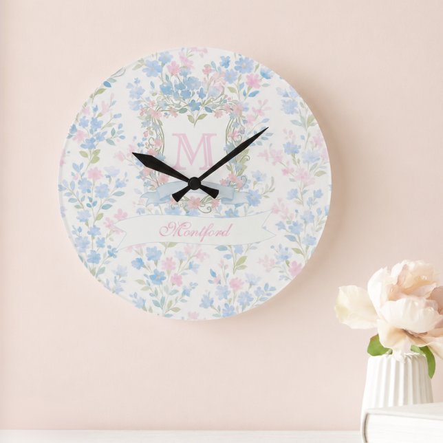 Reloj de pared floral azul personalizado (elegant pretty grandmillennial blue floral clock with custom initial and name in calligraphy script)