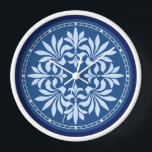 Reloj De Pared Flourin Ornate Vintage Decorativa en Azul<br><div class="desc">Este diseño de reloj redondo azul bonito y azul claro tiene un estilo Art Deco/Art Nouveau vintage de principios del siglo XX. Las flores de hoja son de azul claro, enmarcadas por un círculo blanco con cuadrados pequeños que marcan el tiempo y un borde de azul oscuro. Es un diseño...</div>
