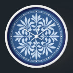 Reloj De Pared Flourin Ornate Vintage Decorativa en Azul<br><div class="desc">Este diseño de reloj redondo azul bonito y azul claro tiene un estilo Art Deco/Art Nouveau vintage de principios del siglo XX. Las flores de hoja son de azul claro, enmarcadas por un círculo blanco con cuadrados pequeños que marcan el tiempo y un borde de azul oscuro. Es un diseño...</div>