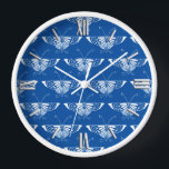 Reloj De Pared Mariposa estilizada Art Deco, azul cobalto y blanc<br><div class="desc">Reproducción de un estilizado diseño de fondo de fondo de mariposa Art Déco - Mariposas blancas sobre un fondo azul cobalto profundo</div>