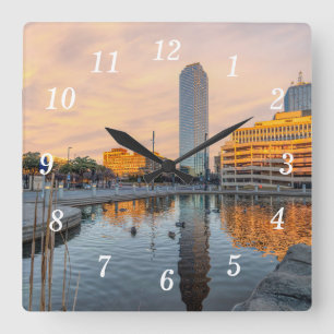 Reloj de pared matutino de Pioneer Plaza Pond