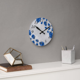 Reloj de pared moderno, hojas azules sobre textura
