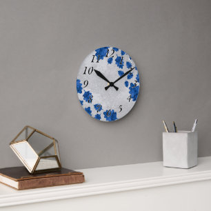 Reloj de pared moderno, hojas azules sobre textura