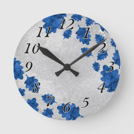 Reloj de pared moderno, hojas azules sobre textura