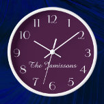 Reloj de pared moderno Minimalista morado y de nom<br><div class="desc">ELIJA SU PROPIO COLOR DE FONDO para decorar este reloj de pared con marcos de madera personalizado. El valor predeterminado es morado. Puede cambiar fácilmente el texto y el color de fondo - o mantener mi moderna berenjena minimalista y diseño blanco. Qué regalo único para un compromiso, un boda, una...</div>