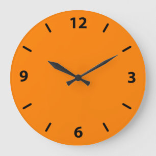 Reloj de pared naranja con números negros