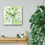 Reloj de pared numerado de lentes de vino verde<br><div class="desc">Este reloj presenta una imagen abstracta de bonito de botellas verdes y vasos de vino. ¡Hace un gran reloj de cocina!</div>