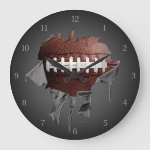 Reloj de pared oscuro del fútbol desgarrado