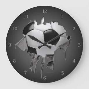 Reloj de pared oscuro rasgado del fútbol
