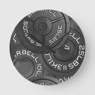 Reloj de pared para culturista en el gimnasio