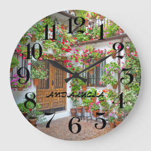 reloj de pared patio de Córdoba en España