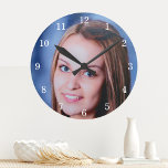 Reloj de pared personalizado de fotografía persona<br><div class="desc">Sube una foto y crea fácilmente tu reloj de pared de fotos personalizado. Puede TRANSFERIR este DISEÑO a otros productos de Zazzle y ajustarlo para que se ajuste a la mayoría de los artículos de Zazzle. Los diseños de Standard Studio se realizan en gráficos vectoriales de alta resolución para una...</div>