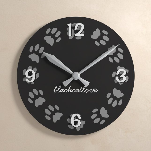 Reloj de pared personalizado de impresión de la pa (A black cat paw print wall clock with your best friend's name. )