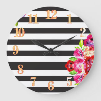 Reloj de pared rayado blanco y negro con flores ro