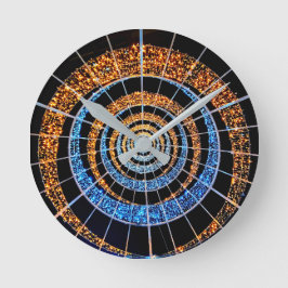 Reloj de pared redondo con luces centelleantes en 