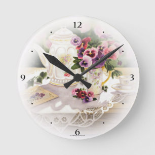 Reloj de pared regular con la pintura del té del