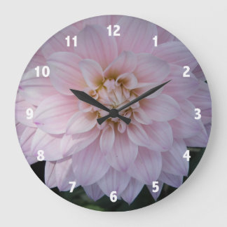 Reloj de pared rosado de bonito