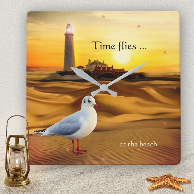 Reloj de Pared Sunset de Seagull Lighthouse Beach (Wall clock featuring a beach with lighthouse at sunset with a beautiful seagull)