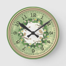 Reloj de pared verde con pájaros y flores