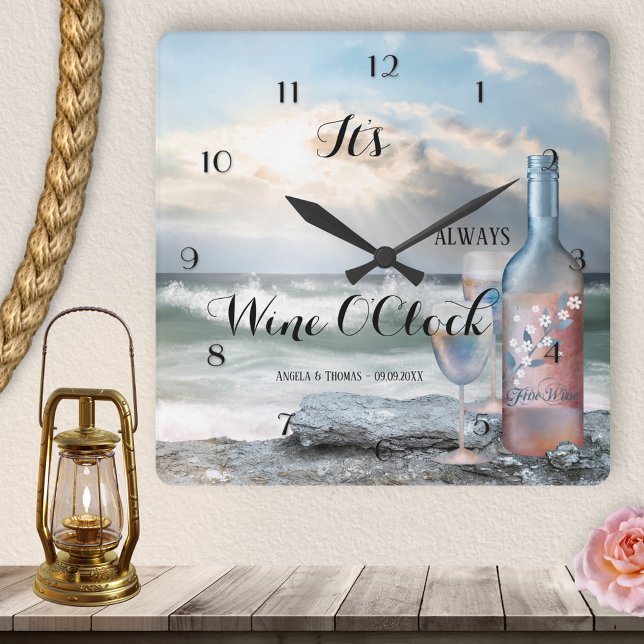 Reloj de playa romántico de Oro (It's always Wine O'Clock - wall clock featuring a painting of a wine bottle with glass at the beach)