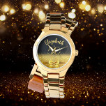 Reloj De Pulsera 50.º nombre de oro negro de cumpleaños<br><div class="desc">Elegante, clásico, glamuroso y femenino. Una imitación de un arco y una cinta doradas, un poco de ostentación y lujo para un regalo de cumpleaños o un placer. Fondo negro. Plantillas para su nombre y la edad de 50 años. El nombre está escrito con una escritura de estilo con letras...</div>