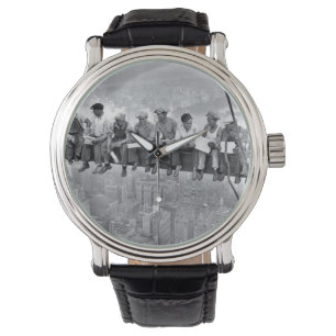 Reloj De Pulsera Almuerzo encima de un rascacielos
